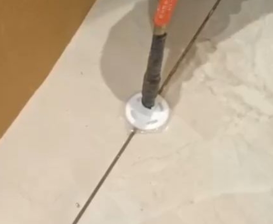 察隅瓷砖空鼓维修公司专业解答瓷砖在铺贴过程中，如果没有涂抹均匀到位的粘结材料（如水泥砂浆或瓷砖胶），可能会导致以下问题